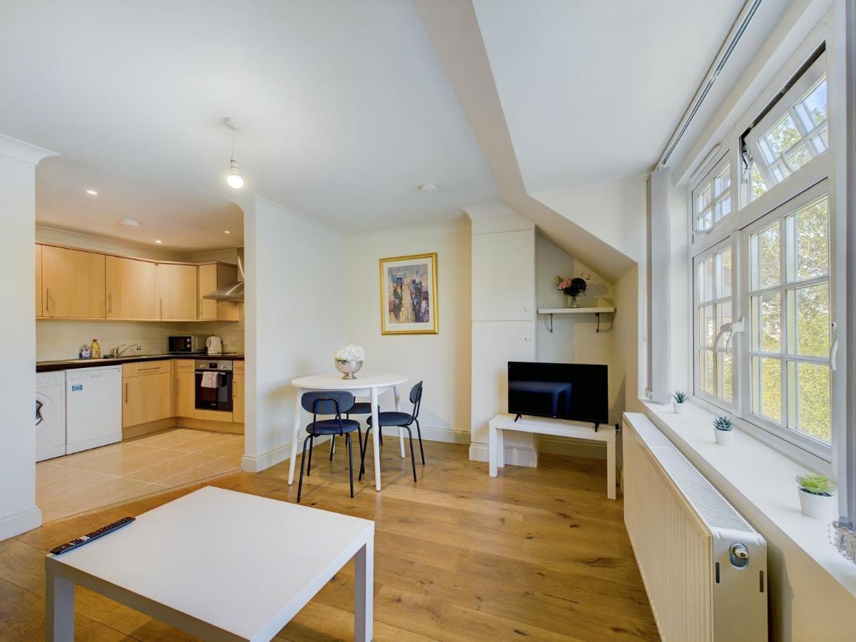 Duplex Redhill Town Centre Apt By Livingo Stays Eksteriør bilde