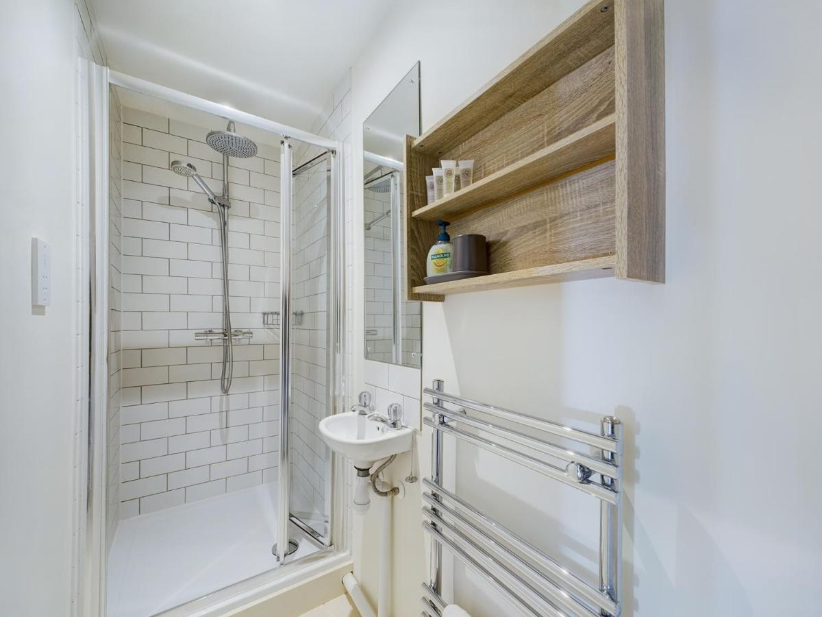 Duplex Redhill Town Centre Apt By Livingo Stays Eksteriør bilde